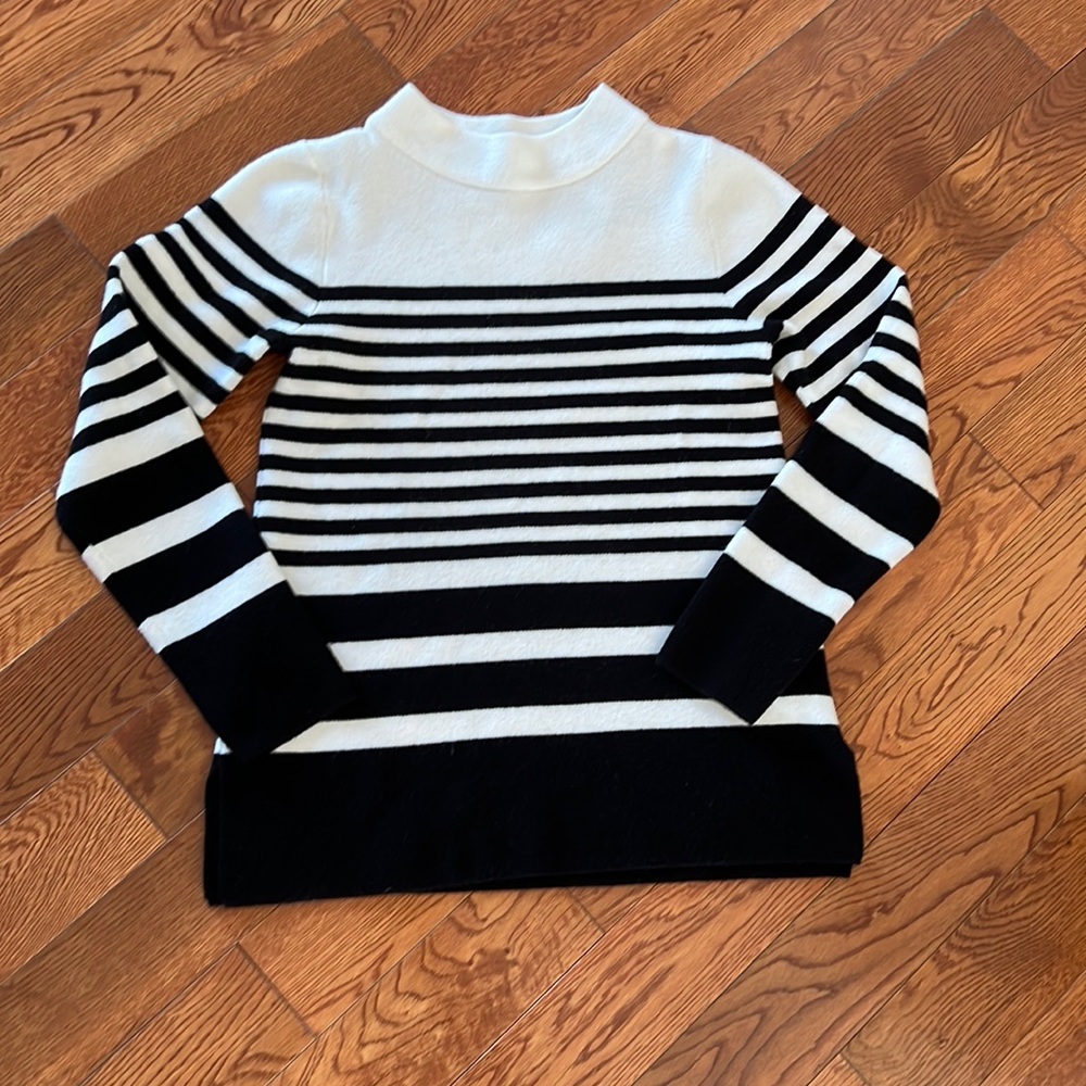 In new condition Apt 9 small sweater